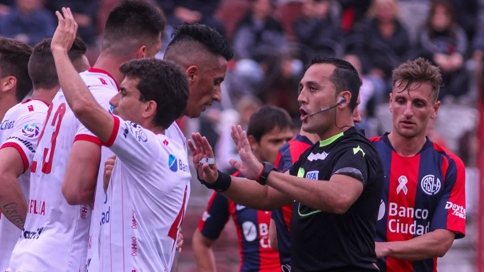 Espinoza: "Entraron más de 20 personas de Huracán al vestuario"