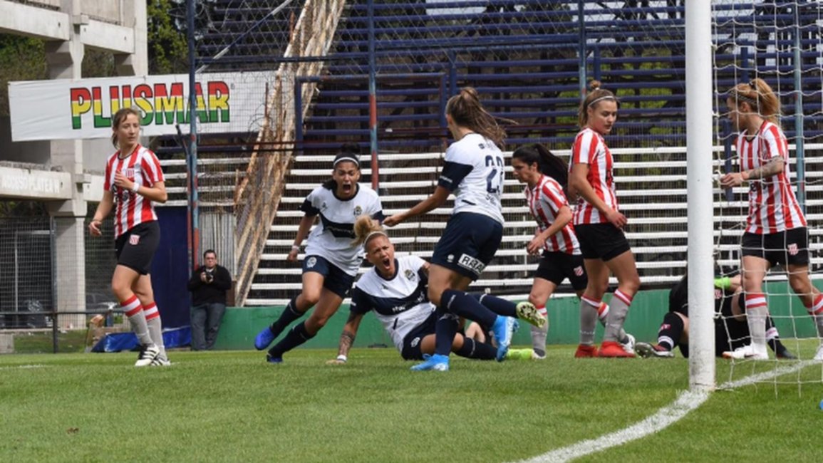 Entretenido empate en el primer clásico platense femenino