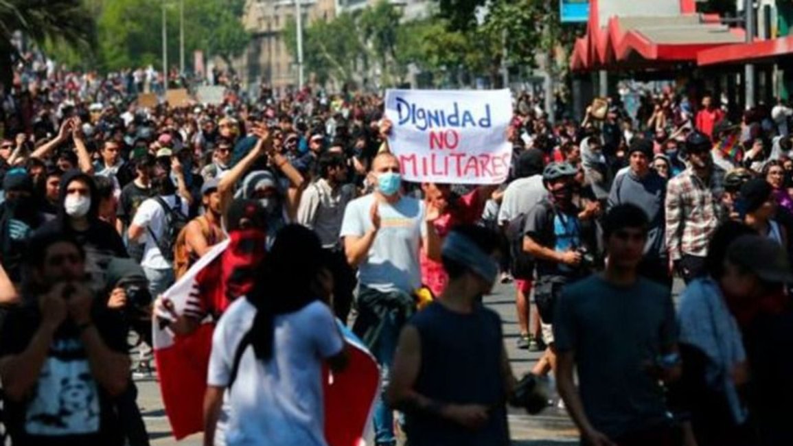 La frase que pinta las protestas: "No es por 30 pesos, es por 30 años".