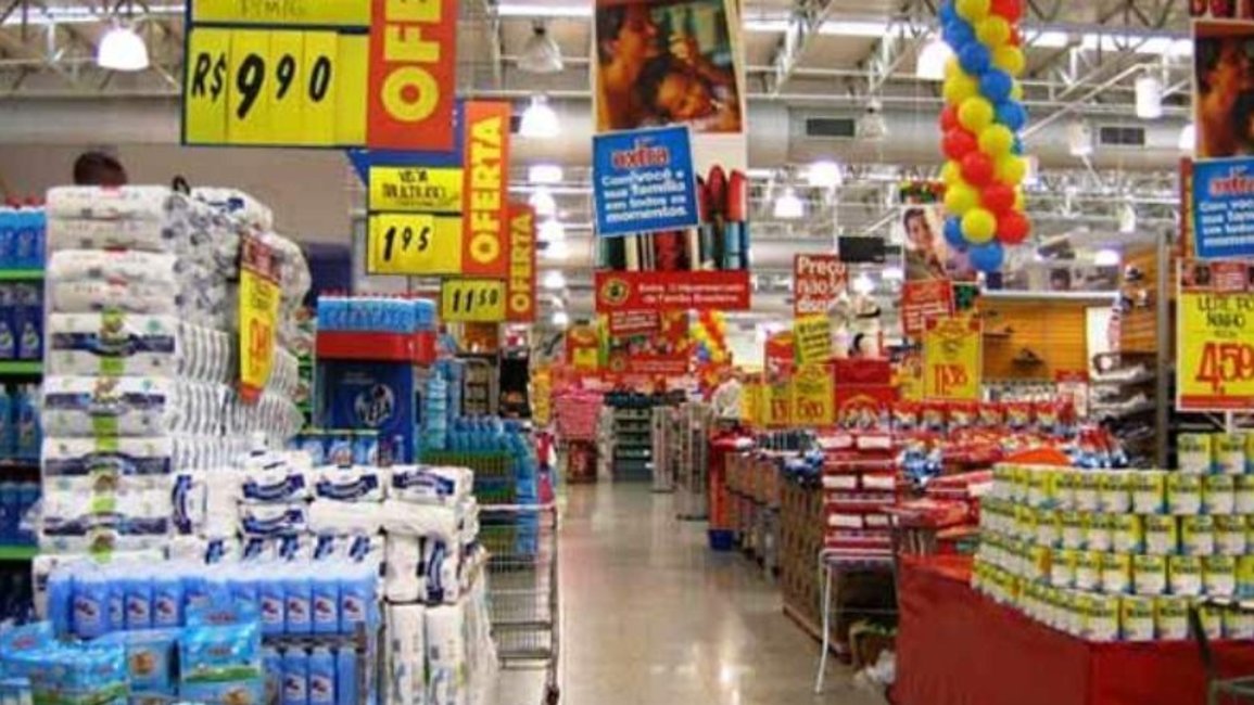 Las ventas en supermercados y shoppings acumularon en agosto 14 meses con caída