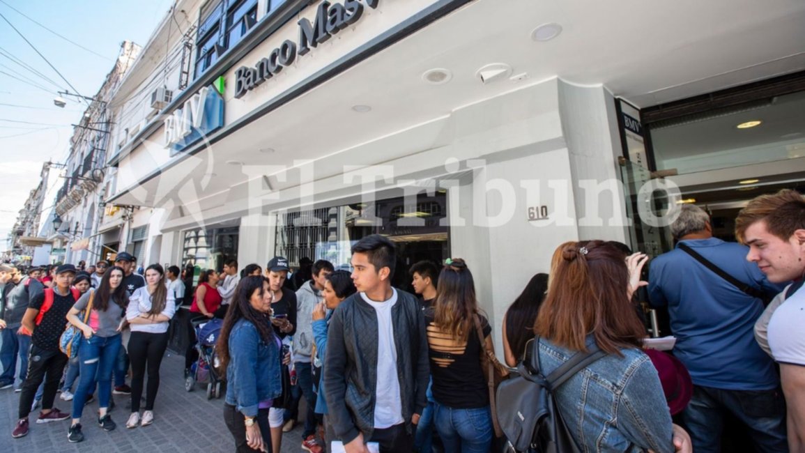 Máxima presión cambiaria: el dólar tocó otro récord y en Salta se vendió a 70,89 pesos 