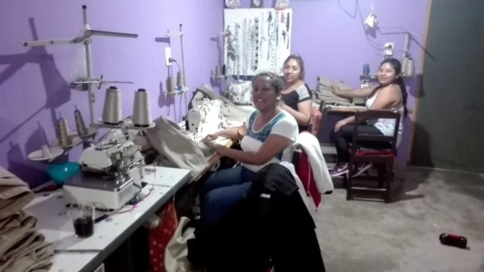 Luchan por el sustento familiar y se atreven a soñar: 4 mamás y una abuela cerrillana, al frente de un emprendimiento textil