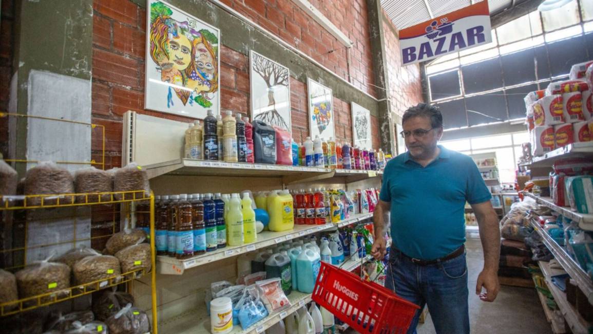 Arte revolucionario: Roly Arias expone obras en un supermercado