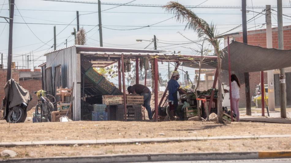 Una verdulería usurpa un espacio verde en barrio El Huaico