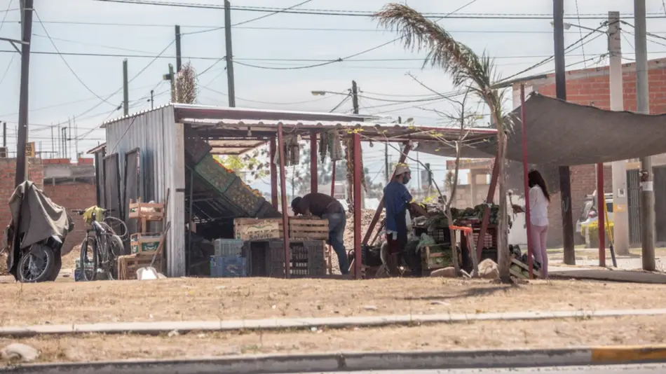 Una verdulería usurpa un espacio verde en barrio El Huaico