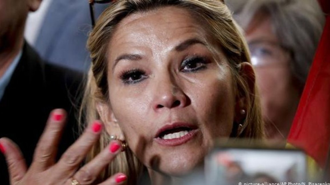 Sin datos oficiales, Jeanine Áñez reconoció al candidato del MAS como ganador de las presidenciales 