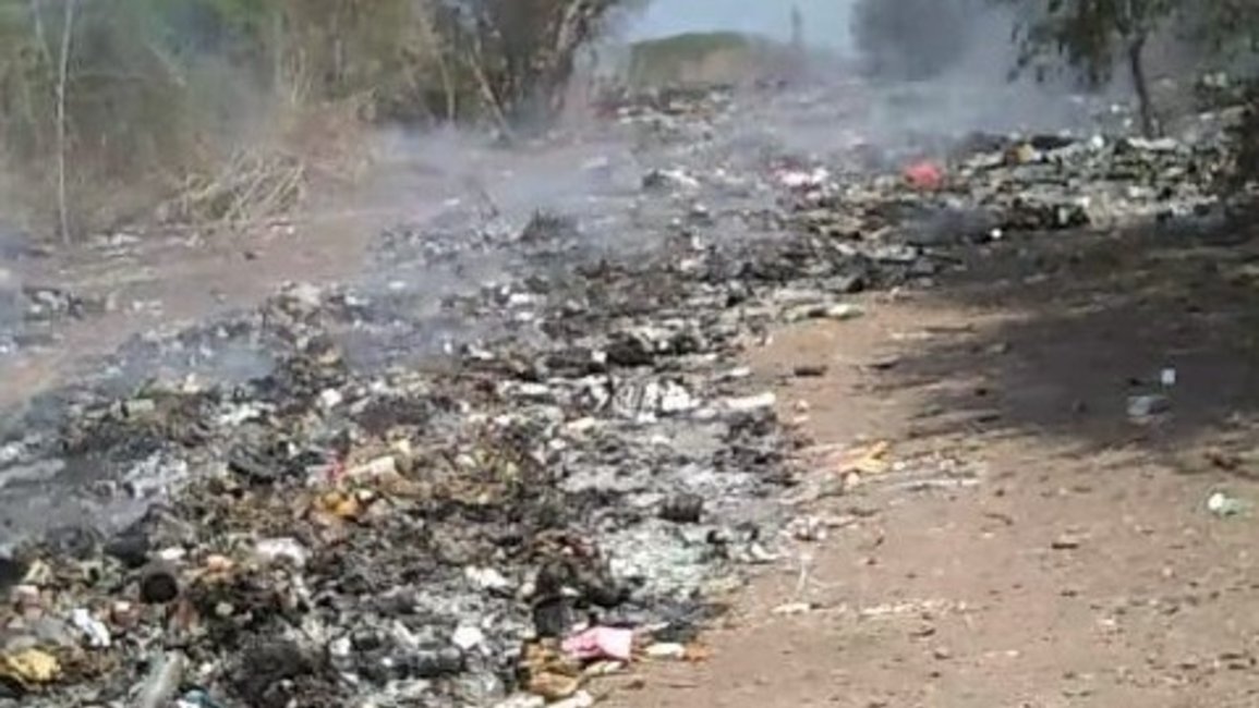 Sacan la basura del costado de la ruta y la tiran cerca de un poblado