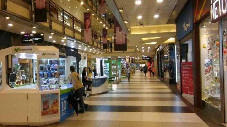 Indec: en agosto, las ventas en los súper cayeron 5,7% y en los shoppings un 79%