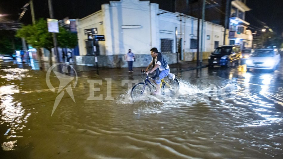 VIDEO | Primera tormenta fuerte con consecuencias: asisten a 10 familias de zona oeste alta