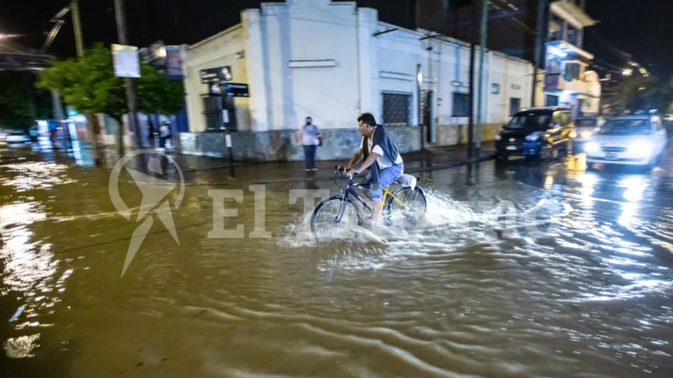 VIDEO | Primera tormenta fuerte con consecuencias: asisten a 10 familias de zona oeste alta
