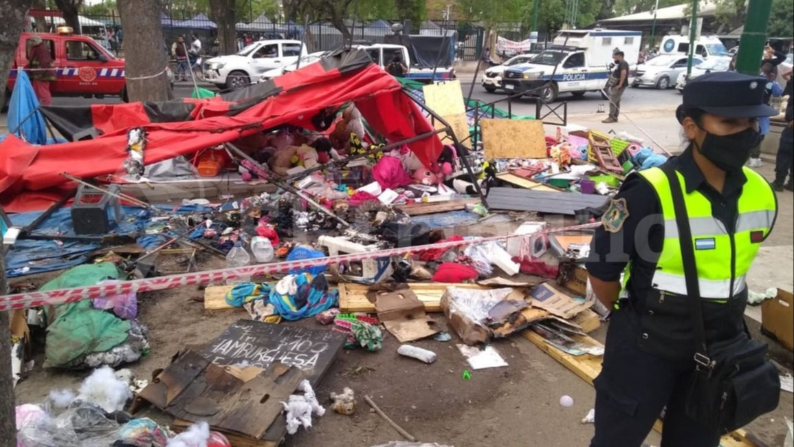 VIDEO. Protesta e incendio de puesteros en el Parque San Martín tras el crimen de Nahuel