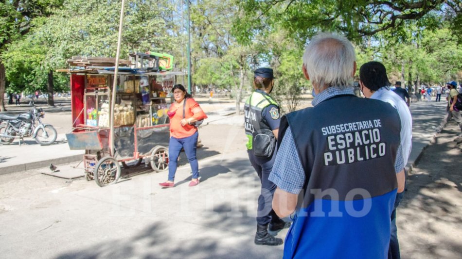 Sin ambulantes en el parque, sacan  las conexiones clandestinas de luz 