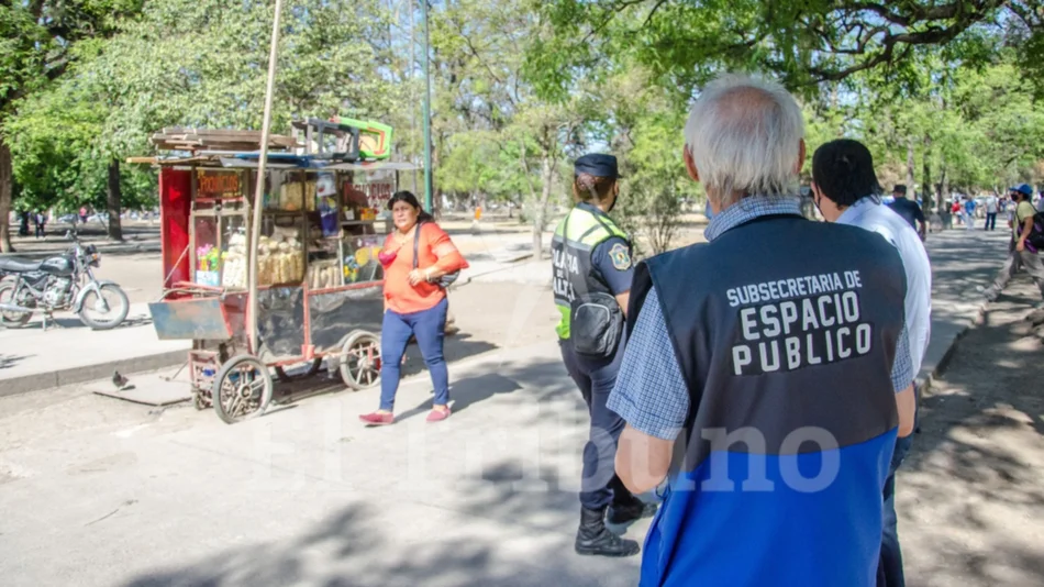 Sin ambulantes en el parque, sacan  las conexiones clandestinas de luz 