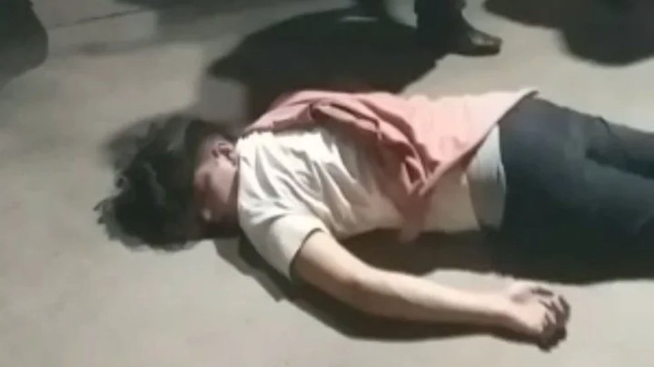 VIDEO Brutal golpiza patovica: Dejaron inconsciente a un joven en la vereda del boliche 