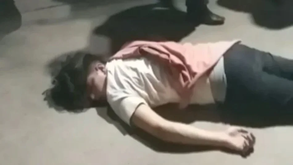 VIDEO Brutal golpiza patovica: Dejaron inconsciente a un joven en la vereda del boliche 