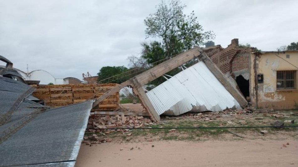 Temporal: el viento voló un tinglado y afectó un colegio en Rivadavia Banda Norte