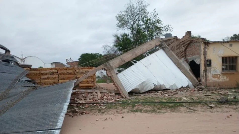 Temporal: el viento voló un tinglado y afectó un colegio en Rivadavia Banda Norte