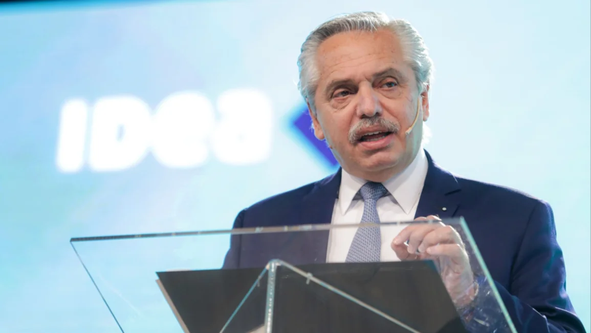 El Presidente anunció que quienes cobren planes no los perderán si consiguen trabajo en el sector privado