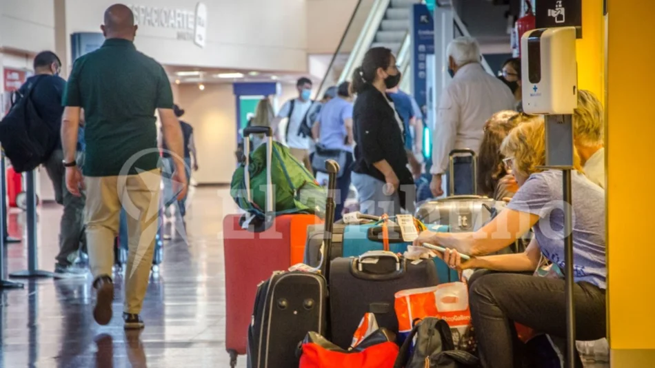 VIDEO. Pasajeros indignados: suspendieron los vuelos en el aeropuerto por la falla de una autobomba