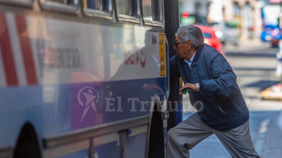 Aseguran que se perdieron "los valores" y pocos pasajeros ceden los asientos