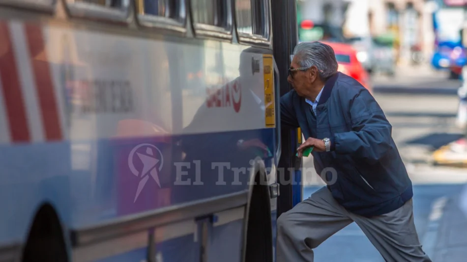 Aseguran que se perdieron "los valores" y pocos pasajeros ceden los asientos