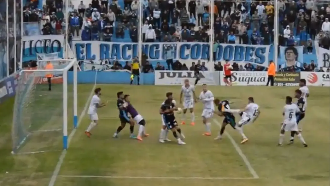 VIDEO. ¿Falta a Haas o penal para Racing? Qué pasó en la última jugada del cuervo