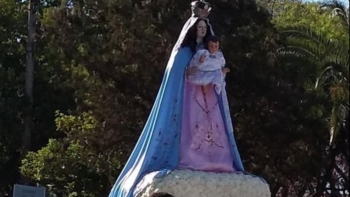 Honran a la Virgen del Rosario en el sur