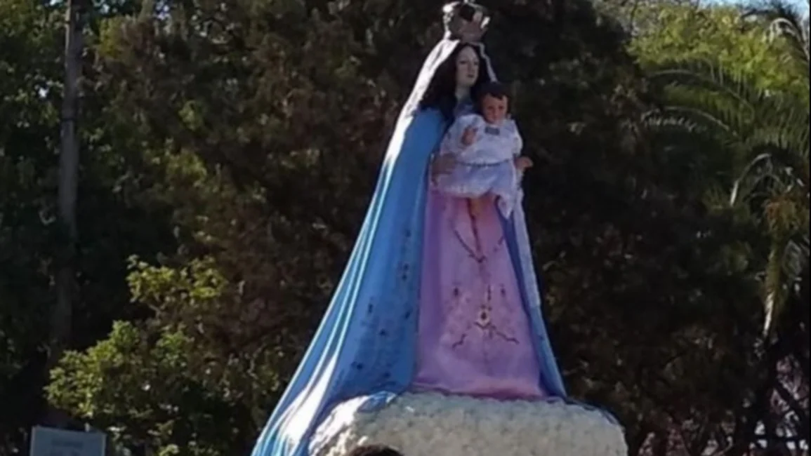 Honran a la Virgen del Rosario en el sur