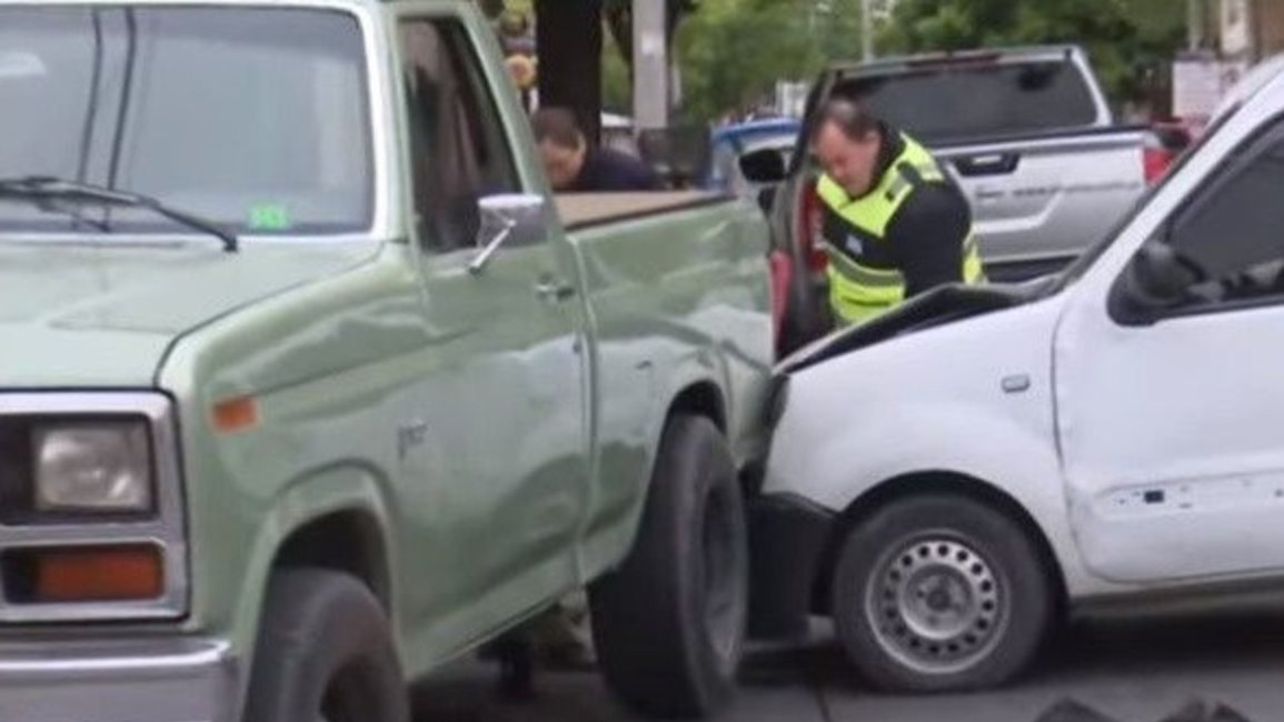 Llevaba a sus chicos al colegio y chocó con una camioneta en el macrocentro salteño