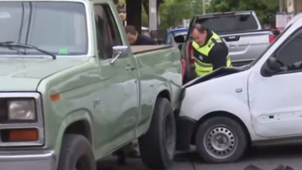 Llevaba a sus chicos al colegio y chocó con una camioneta en el macrocentro salteño