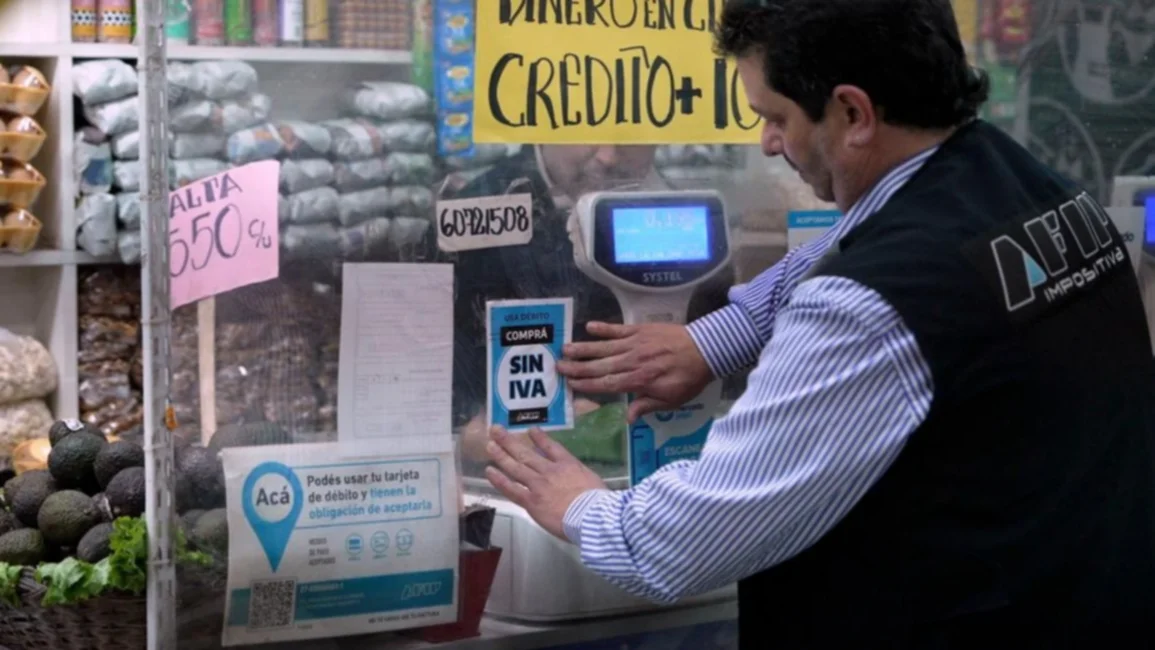 Trabajadores informales recibirán la devolución del IVA en compras de la canasta básica