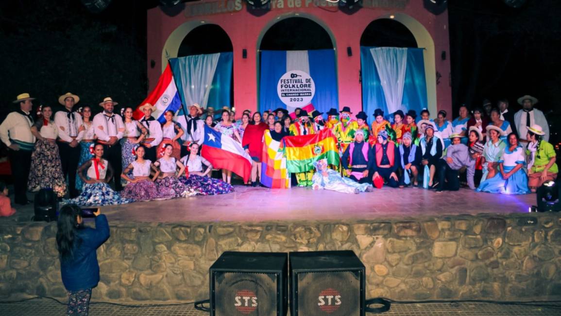 Bailarines salteños, paraguayos, bolivianos y chilenos en el Festival "El Chango Ibarra"