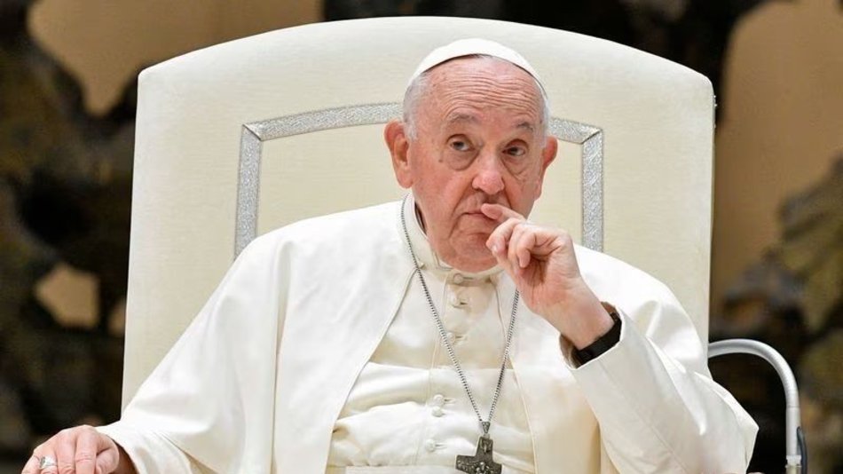 El Papa negó ser comunista y, sin mencionar a Milei, criticó a quienes “encantan a la gente y la terminan ahogando”