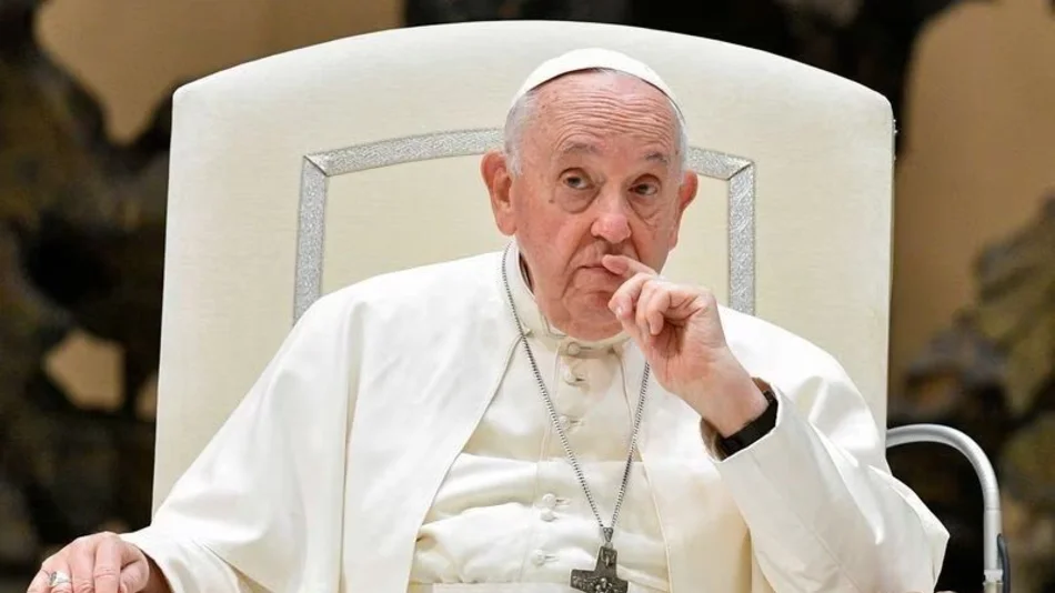 El Papa negó ser comunista y, sin mencionar a Milei, criticó a quienes “encantan a la gente y la terminan ahogando”