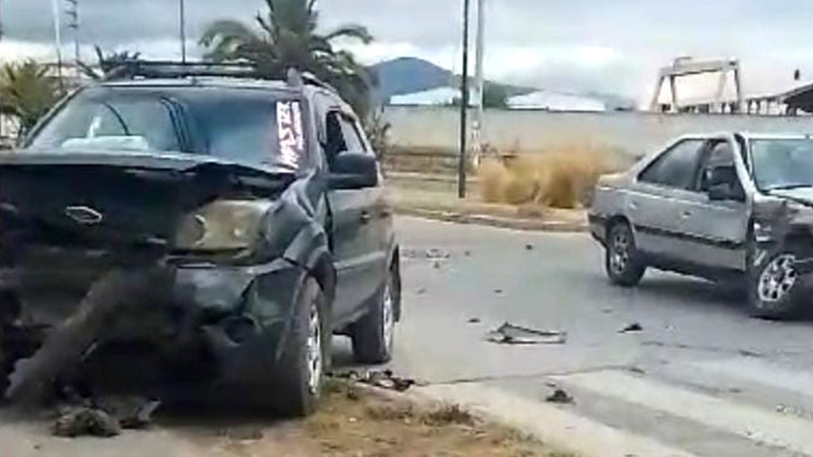 Dos autos quedaron destruidos tras un brutal choque en la avenida Líbano