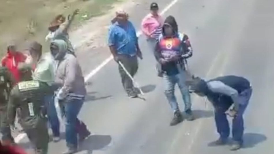 VIDEO. Formosa: manifestantes hirieron a gendarmes y dañaron un colectivo en un corte de ruta