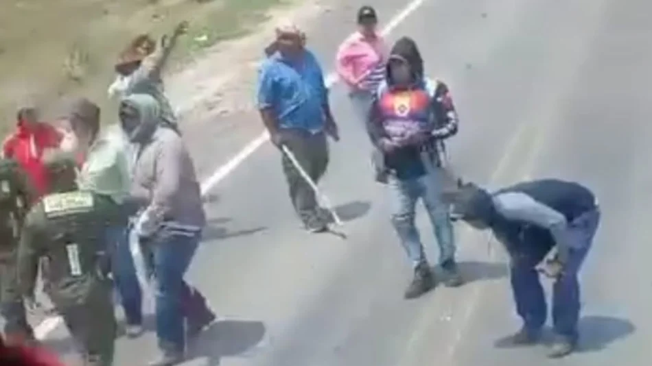 VIDEO. Formosa: manifestantes hirieron a gendarmes y dañaron un colectivo en un corte de ruta