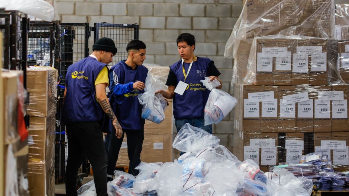 Con 16 mil vehículos reparten 104 mil urnas en todo el país