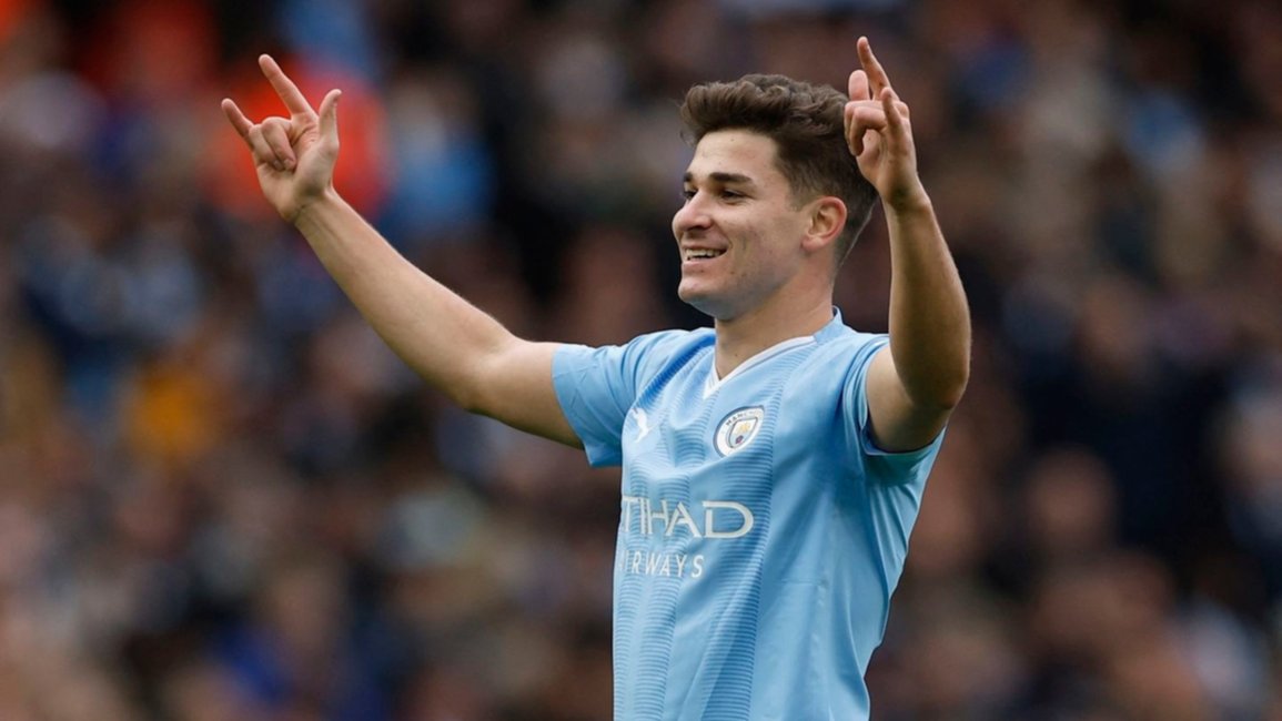 Julián Álvarez llevó al triunfo y a la cima al Manchester City