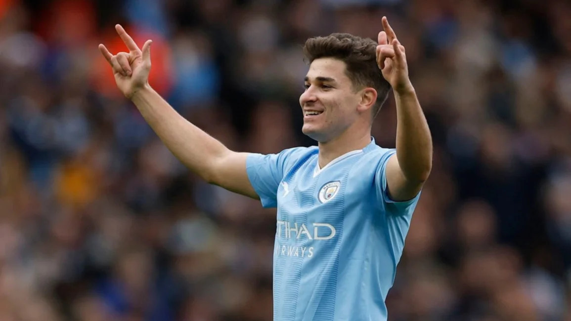 Julián Álvarez llevó al triunfo y a la cima al Manchester City