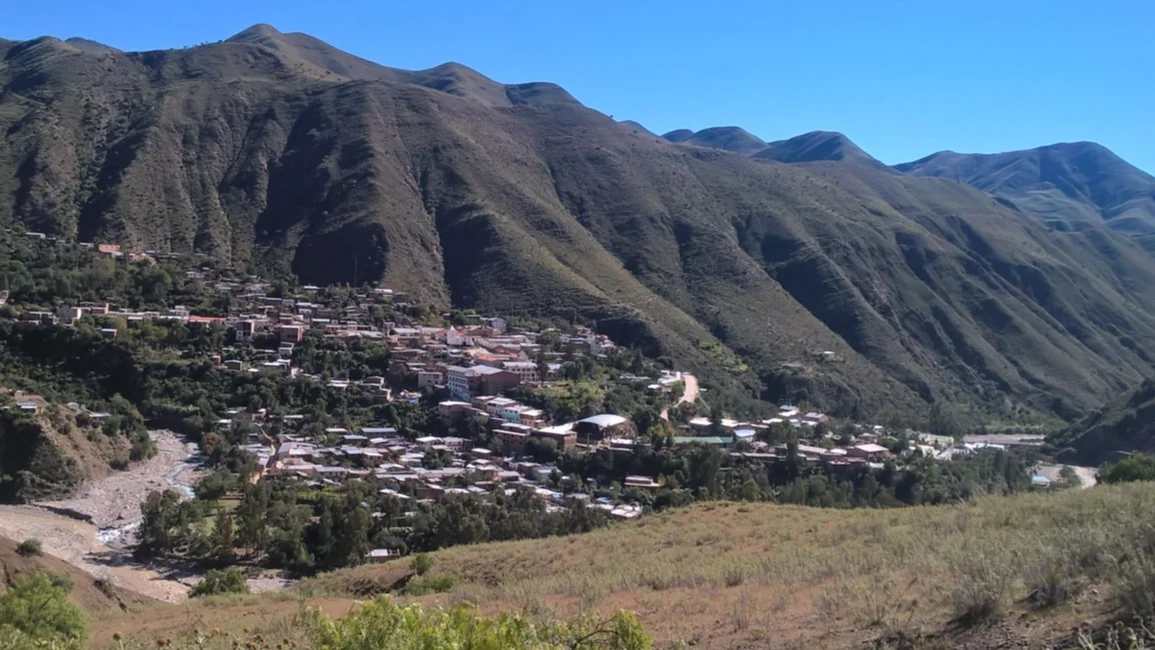 Mueren dos mujeres al desbarrancar un vehículo