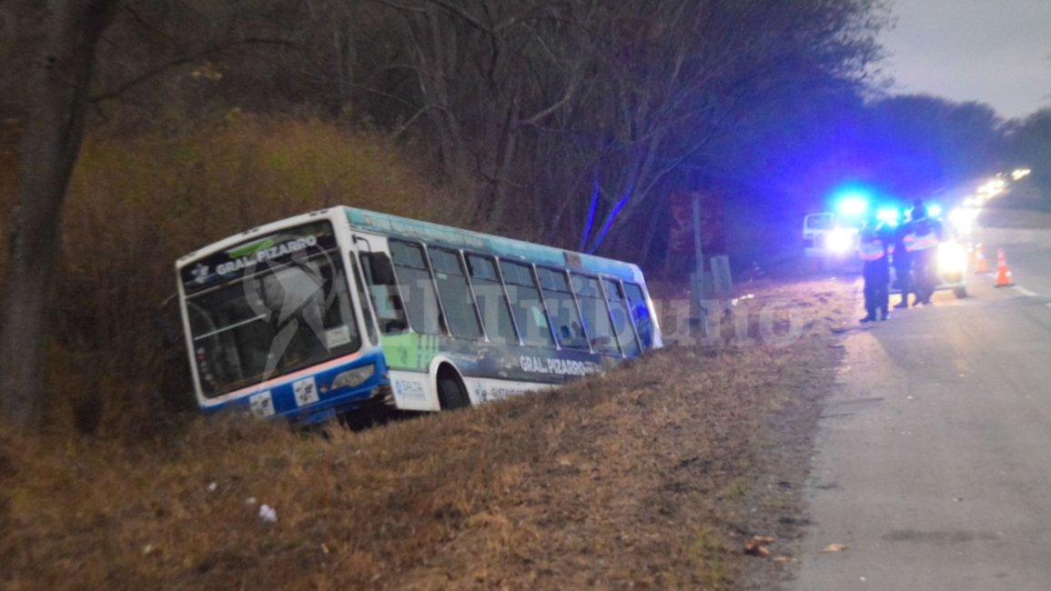 Un colectivo que era remolcado a Salta descarriló y se accidentó el conductor