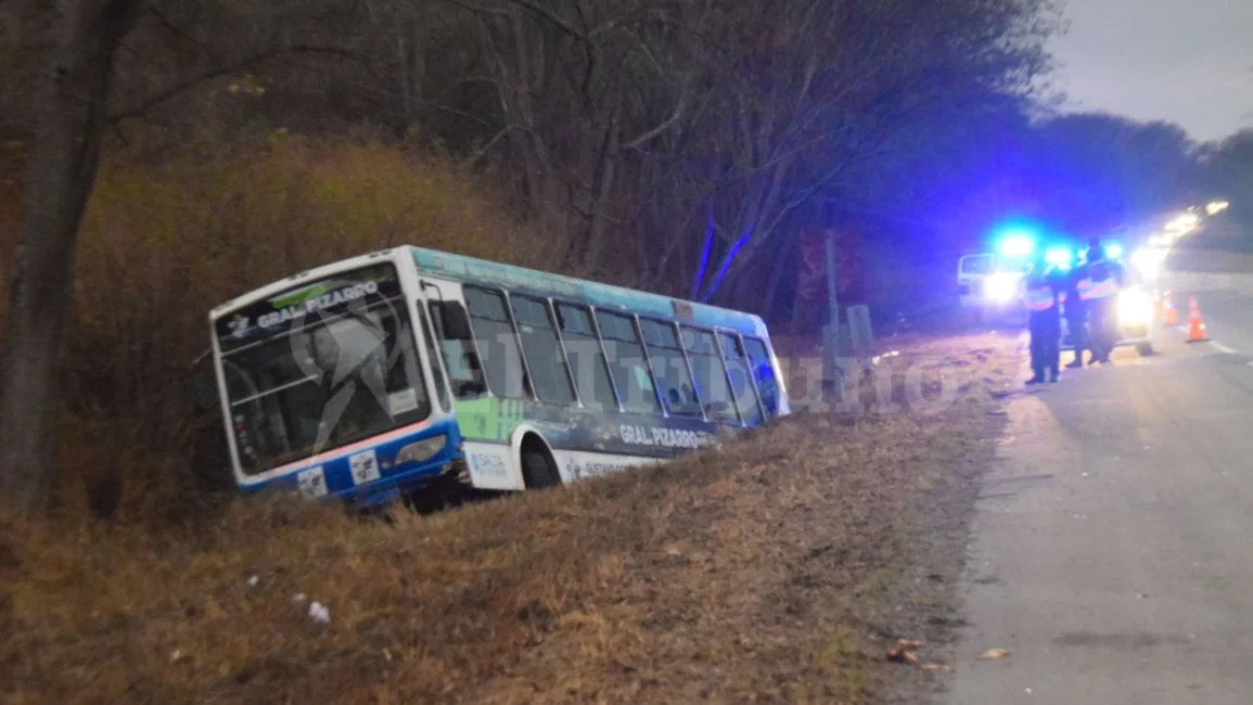 Un colectivo que era remolcado a Salta descarriló y se accidentó el conductor