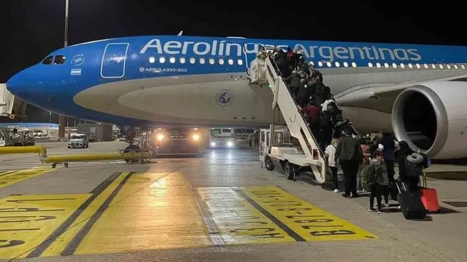 Llegó al país el cuarto vuelo de Aerolíneas Argentinas con 247 argentinos repatriados de Israel