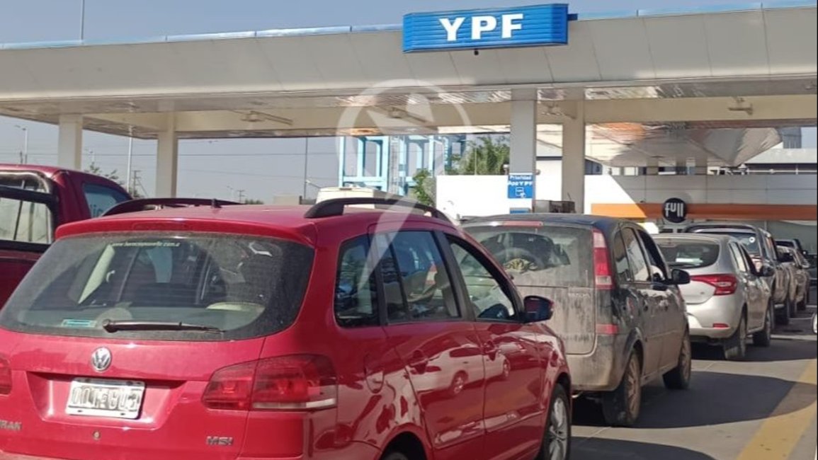 Al igual que ayer, largas filas en busca de combustibles durante la jornada de hoy en Salta