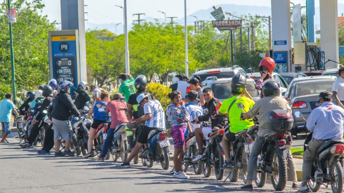 Largas filas y diferencia de precios en los combustibles