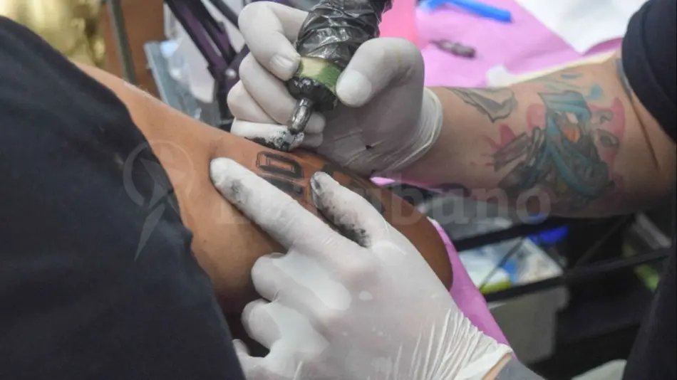 Locura por Maradona: un local de Salta regaló tatuajes originales en el cumpleaños de Diego