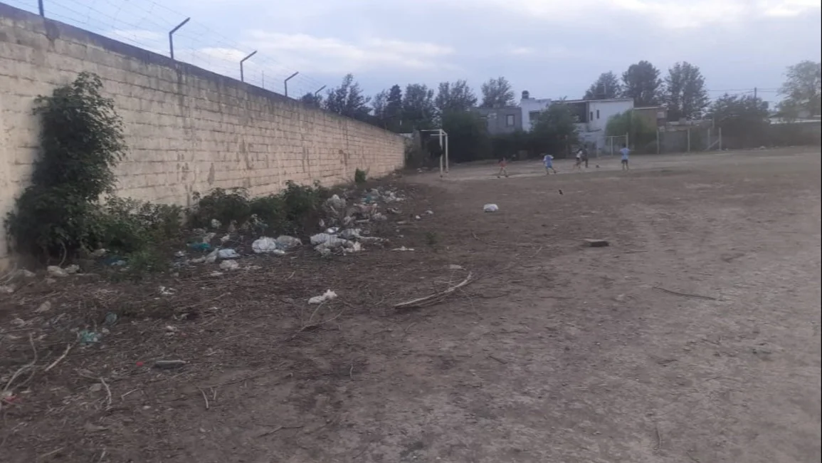 Canchas donde juegan niños son usadas como basurales
