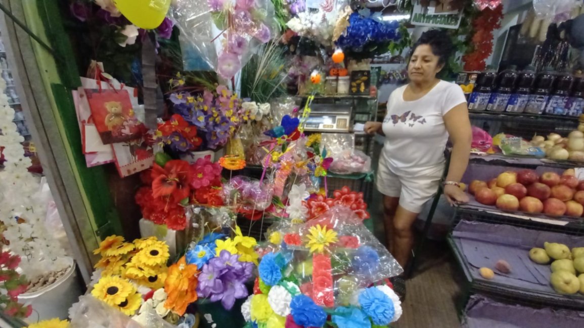 Buscando las ofrendas para la mesa de los santos difuntos