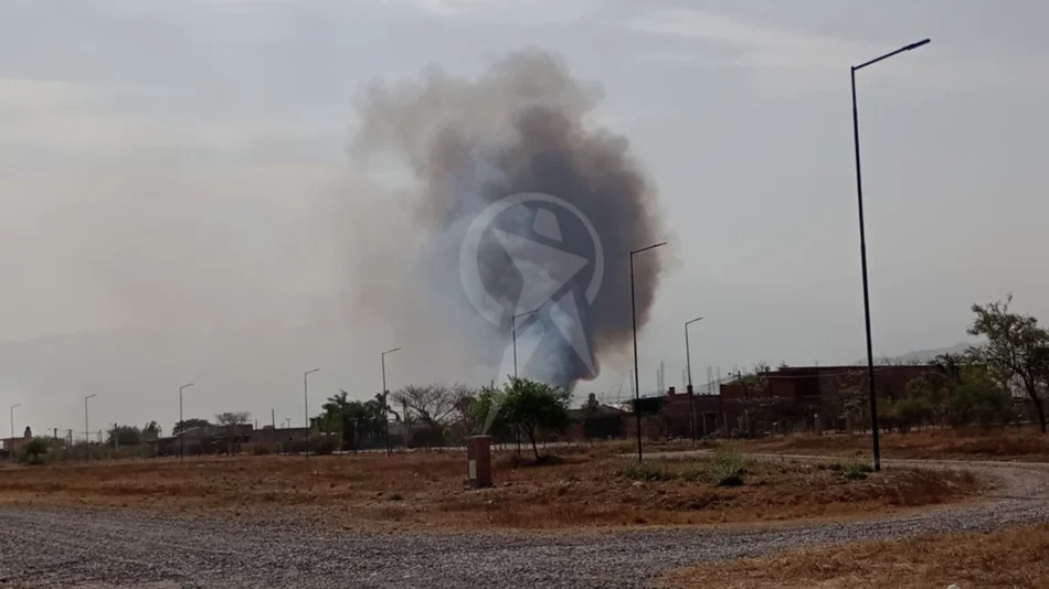VIDEO. Se desplegó un gran operativo para controlar un incendio en el loteo Mi Refugio